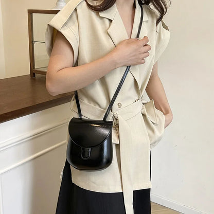 Retro Shell Flap Crossbody Bag | Wovetsa