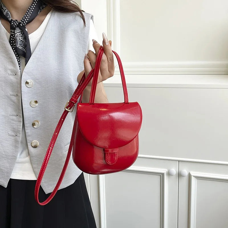 Retro Shell Flap Crossbody Bag | Wovetsa
