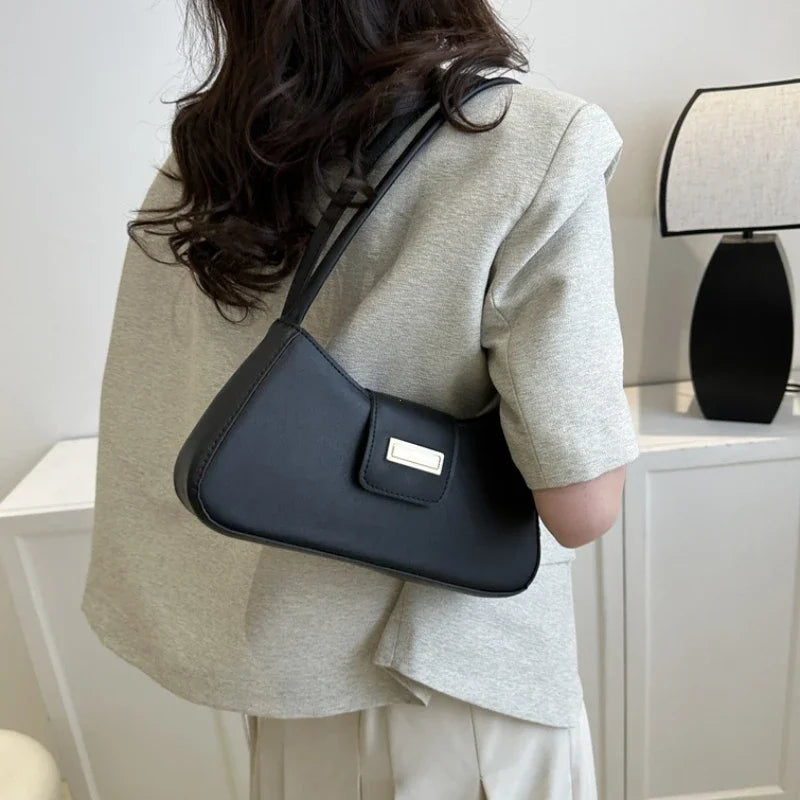 Minimalist Saddle Shoulder Bag | Wovetsa