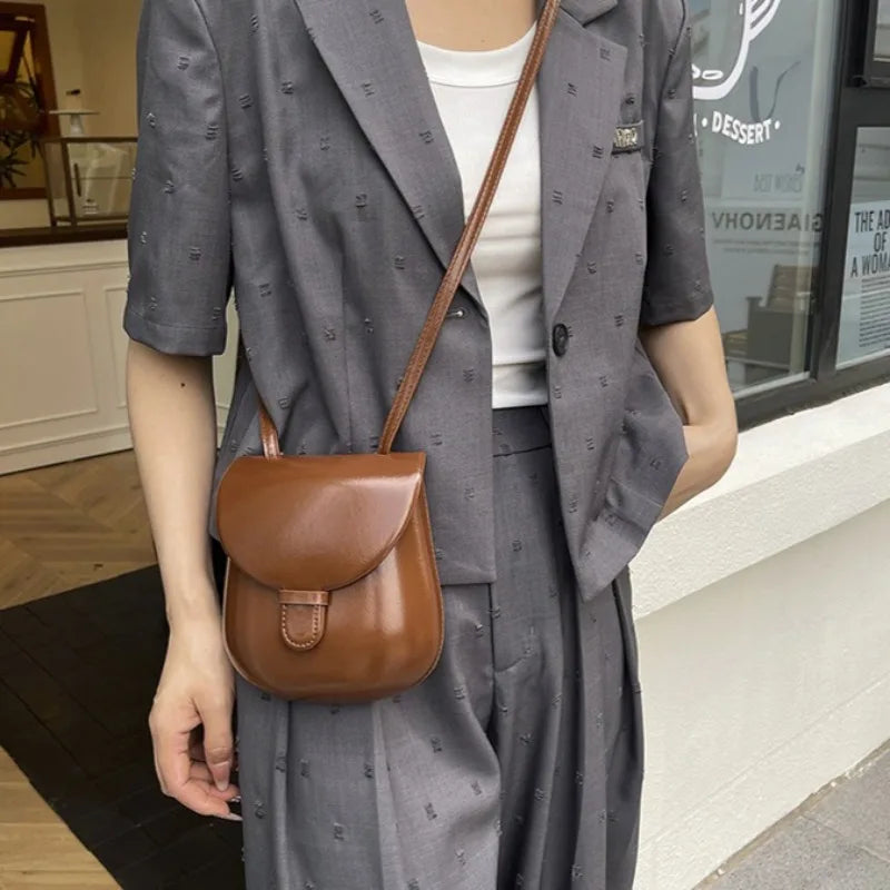 Retro Shell Flap Crossbody Bag | Wovetsa