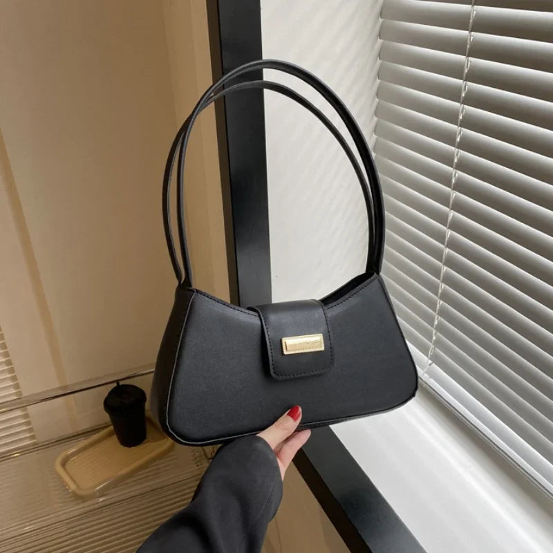 Minimalist Saddle Shoulder Bag | Wovetsa