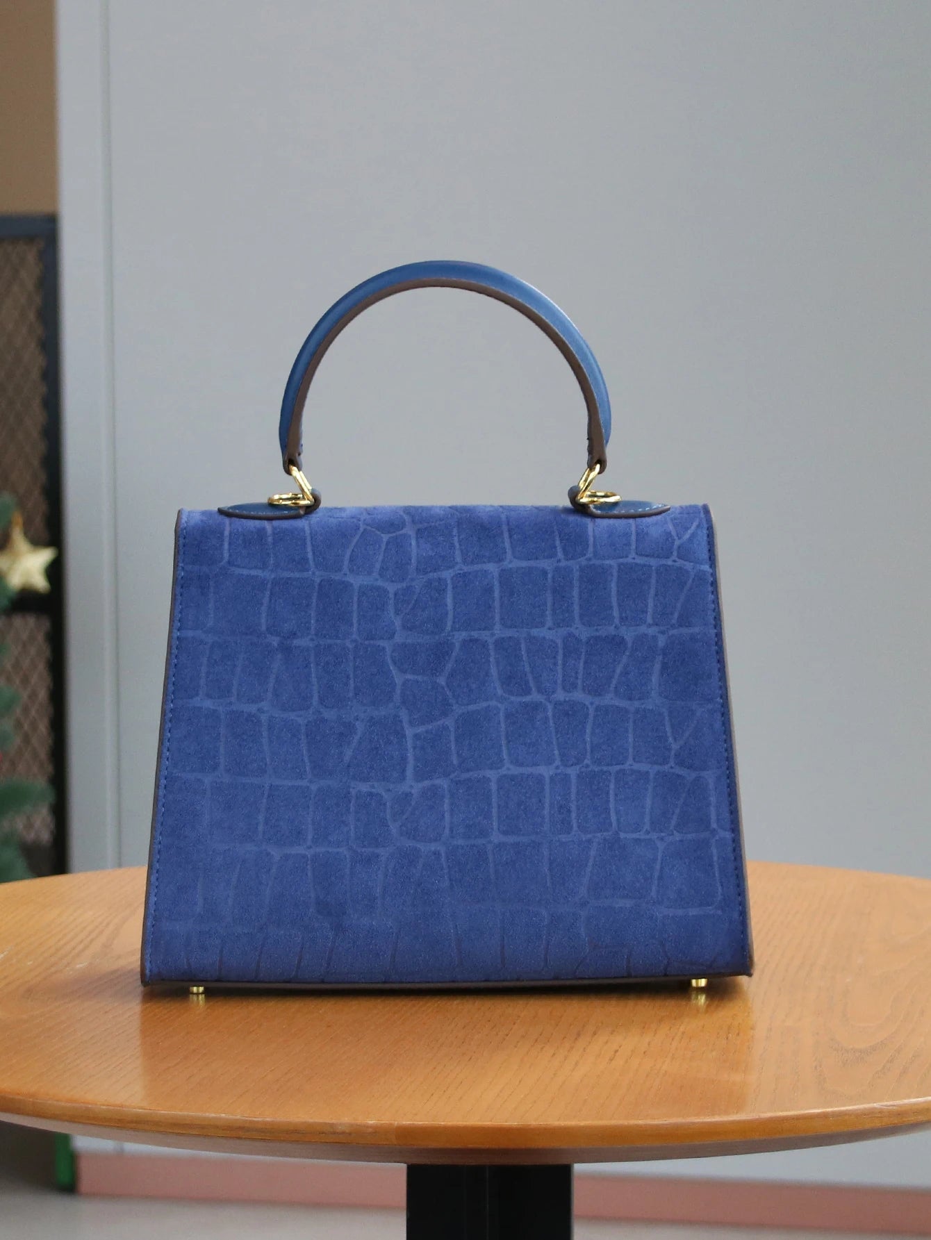 Crocodile Pattern Leather Commuter Handbag | Wovetsa
