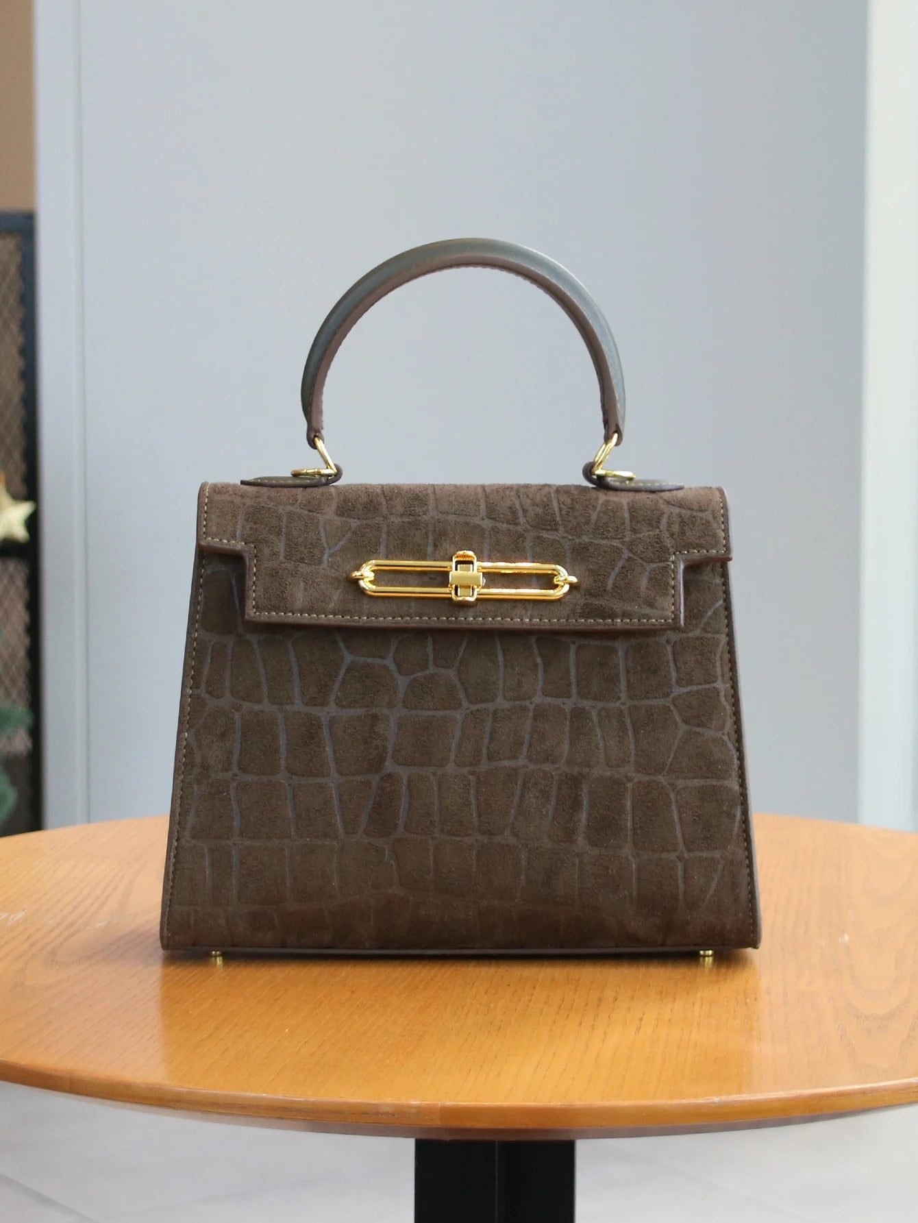 Crocodile Pattern Leather Commuter Handbag | Wovetsa