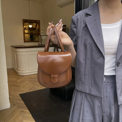 Retro Shell Flap Crossbody Bag | Wovetsa