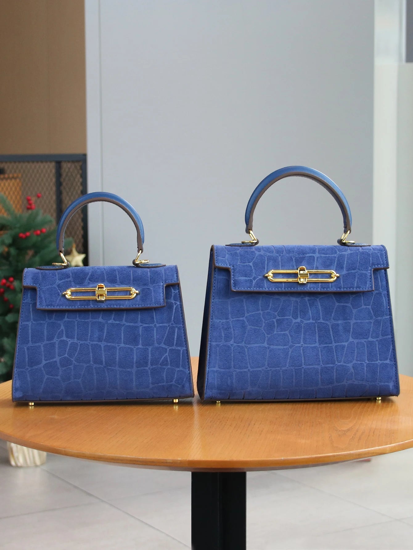 Crocodile Pattern Leather Commuter Handbag | Wovetsa